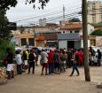 Moradores de rua recebendo marmitas no Morro da Luz.