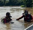 Os bombeiros seguem realizando as buscas na região.