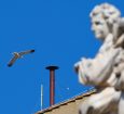 Bombeiros instalam chaminé da Capela Sistina que anunciará novo papa,