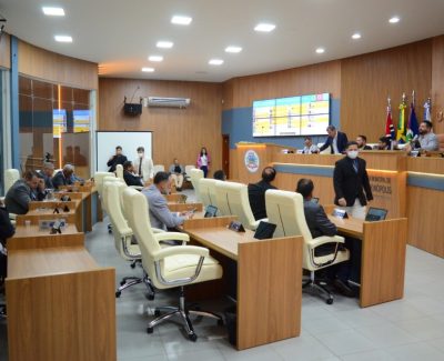 Câmara derruba veto do prefeito e garante aumento nos salários
