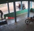 Na gravação é possível ver a vítima deitada no chão do bar quando o bandido se aproxima e começa a desferir diversos golpes de faca.