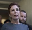 A deputada Carla Zambelli (PL-SP) dá entrevista após ser condenada a 10 anos de prisão