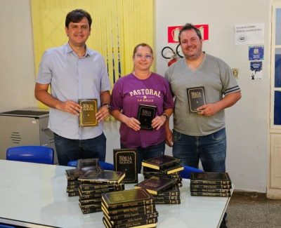 Deputado Thiago Silva faz a entrega de Bíblias em instituições