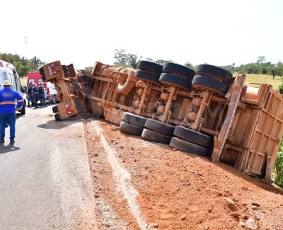 EM RONDONÓPOLIS MOTORISTA TENTA DESVIAR DE CAMINHÃO E TOMBA VEICULO
