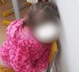 Menina de 3 anos aparece amarrada enquanto dorme em uma cadeira na escola