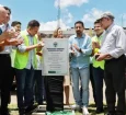 O ministro Gilmar Mendes (de boné, à direita), participa da inauguração de viaduto em Nova Mutum, Mato Grosso, ao lado do governador do estado, Mauro Mendes (União Brasil - à esquerda, de colete, batendo palmas).