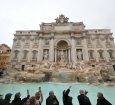 Fontana di Trevi é reaberta em Roma após 3 meses