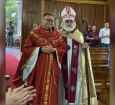 A Igreja Episcopal Anglicana permite a ordenação de mulheres e pessoas homossexuais como sacerdotes