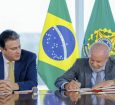 Presidente Lula (PT) durante reunião com ministro da Educação, Camilo Santana, para assinatura do Decreto da Nova Política de Educação a Distância
