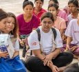 Na distribuição de itens de ajuda emergencial, a equipe do UNFPA apresenta o conteúdo dos kits de dignidade e fornece informações sobre violência de gênero em Mianmar