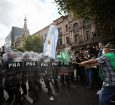 Polícia entra em confronto com manifestantes durante protesto de aposentados