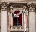 Pré-conclave: Vaticano instala cortinas em varanda da Basílica de São