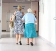 Estudo aponta que hábitos e ambiente influenciam mais no envelhecimento e risco de morte do que a genética.