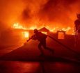 Incêndios tomam conta de bairros inteiros em Los Angeles