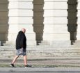 Apesar do frio, senador John Fetterman caminhou até a entrada do Capitólio de bermuda antes do início da cerimônia de posse de Donald Trump