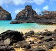 Conhecida por suas águas cristalinas e vida marinha exuberante, Fernando de Noronha, em Pernambuco, é um verdadeiro paraíso para os amantes da natureza.