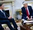 Trump ameaça 'tarifas severas' de 100% à Rússia caso não