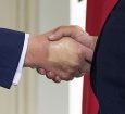 Trump foi flagrado com mão maquiada e pés inchados antes