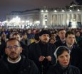 VÍDEO: Fiéis se reúnem no Vaticano em vigília pela saúde