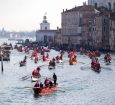 VÍDEO: Papais e mamães noéis tomam canal de Veneza, na